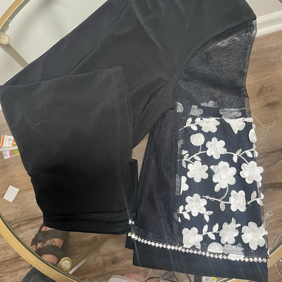 JOSEPH RIBKOFF
Black/White Top mesh with floral design - Picture 5 of 8